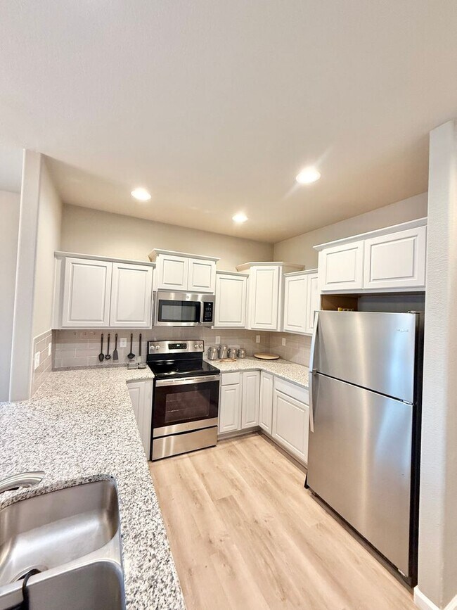 Foto del edificio - Move in ready!! Close to military bases!