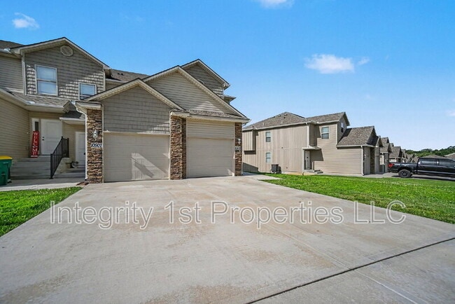 Building Photo - 10510 Clubhouse Dr