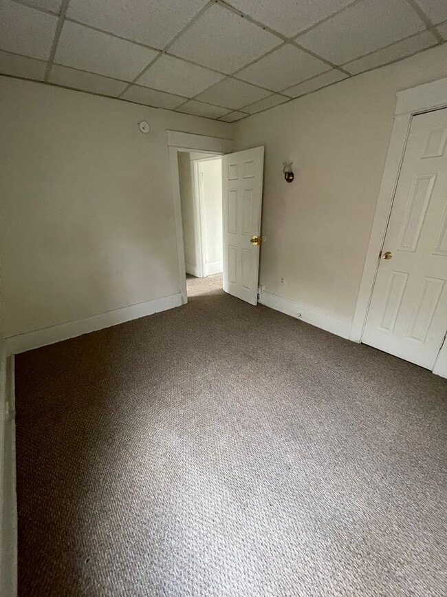 Building Photo - Clean 2BR up with offstreet parking and yard