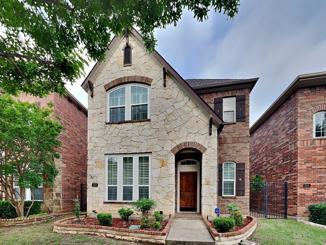 Primary Photo - GORGEOUSE HOME IN A GATED COMMUNITY!