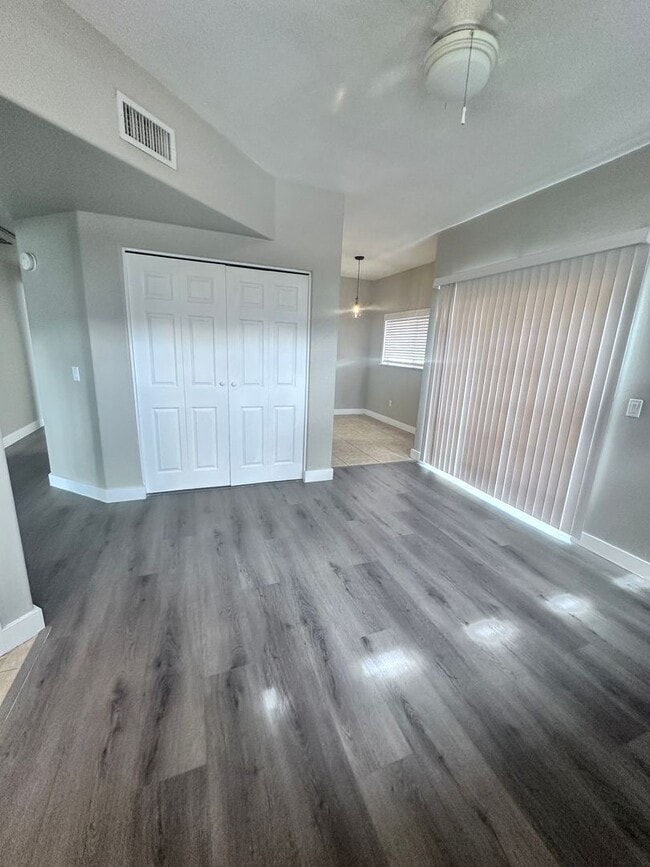 Foto del edificio - GREAT CONDO NEAR FREEWAY ACCESS!