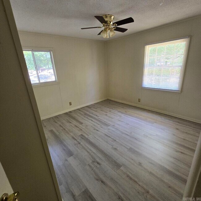 Building Photo - 2404 Pine Hill Dr