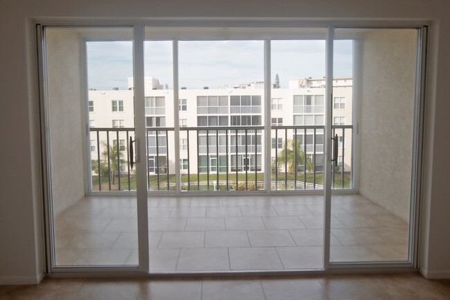 Foto del edificio - Completely Updated 2 Bed 2 Bath In Ironwoo...