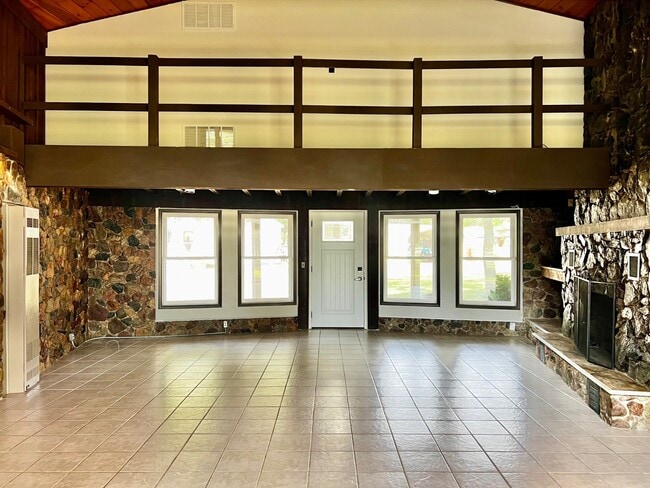 Building Photo - 1047 Oak Dr