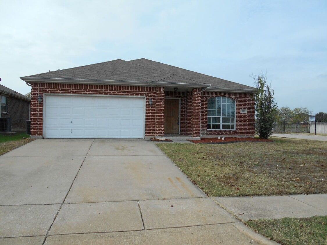 4 Bedroom, 2 Bath House on Corner Lot in C... - 4 Bedroom, 2 Bath House on Corner Lot in C...