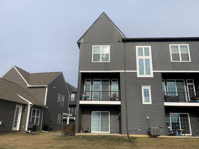 Building Photo - *Upcoming 3/21/25* Welcome to this 3-bedro...