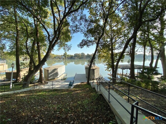 Foto del edificio - 906 Lakeview Trail