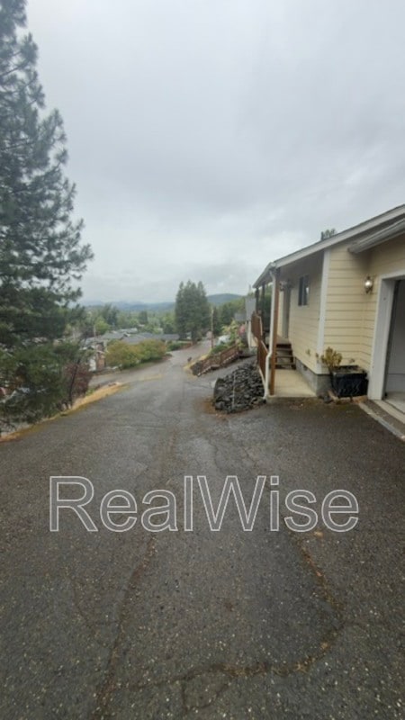 Foto del edificio - 1384 NE Ridge Ave
