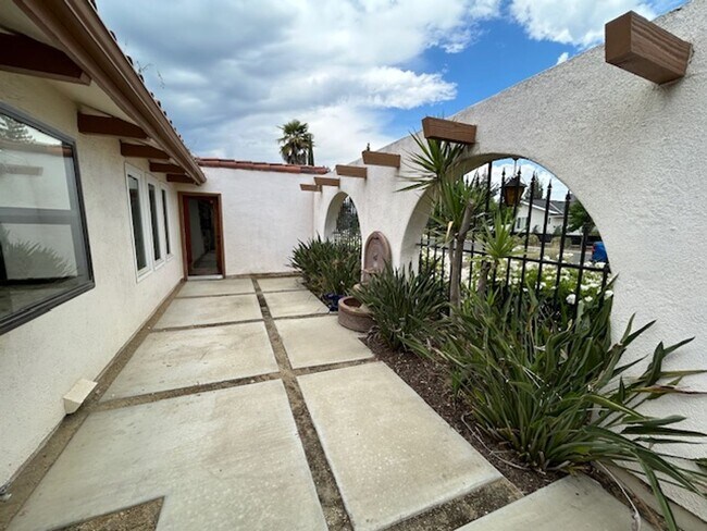 Foto del edificio - Beautiful home in the NW Visalia area, com...