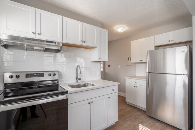 Photo du bâtiment - 2 Bedroom Unit in Small walk up