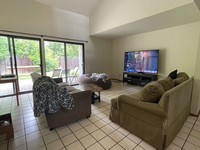 Foto del edificio - Two story 4 bedroom 2.5 bath home for September move in!