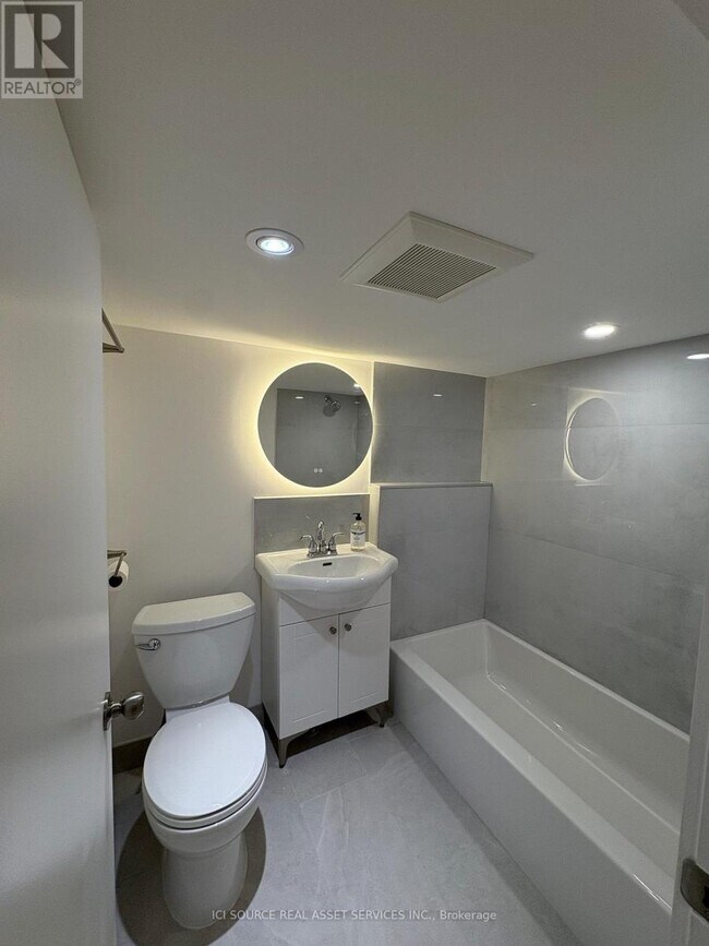 Photo du bâtiment - 858 Manning Ave