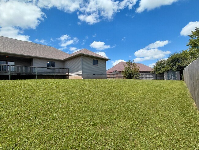 Building Photo - Home near post!