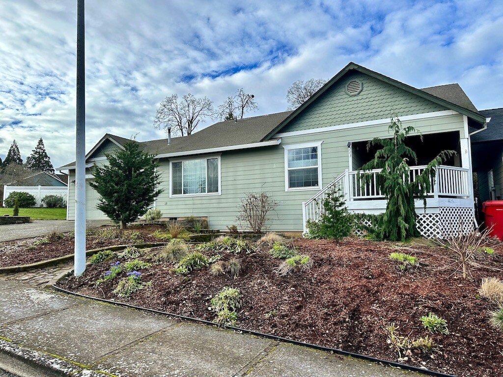 223 Norway St, Silverton, OR 97381 House Rental in Silverton, OR