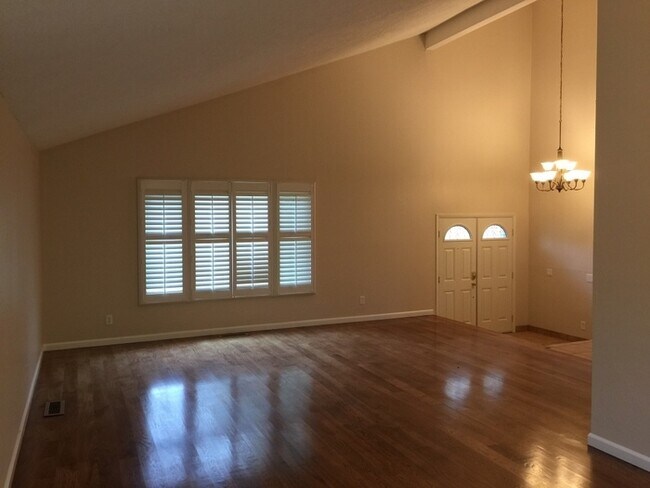 Foto del edificio - Large SW Reno 4 Bedroom 3 Car Garage - Pet...