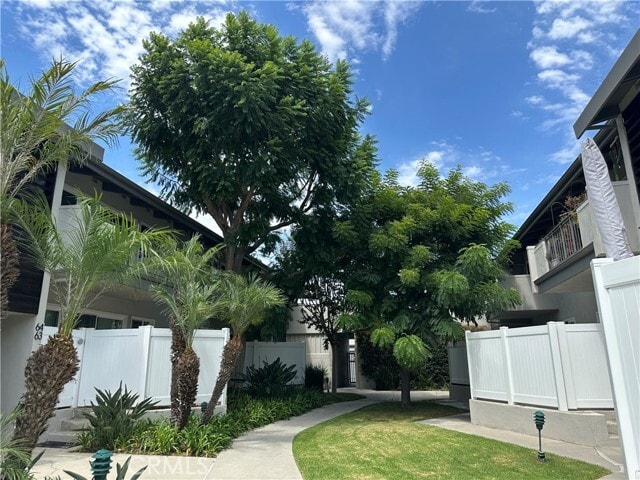 Foto del edificio - 1745 Maple Ave