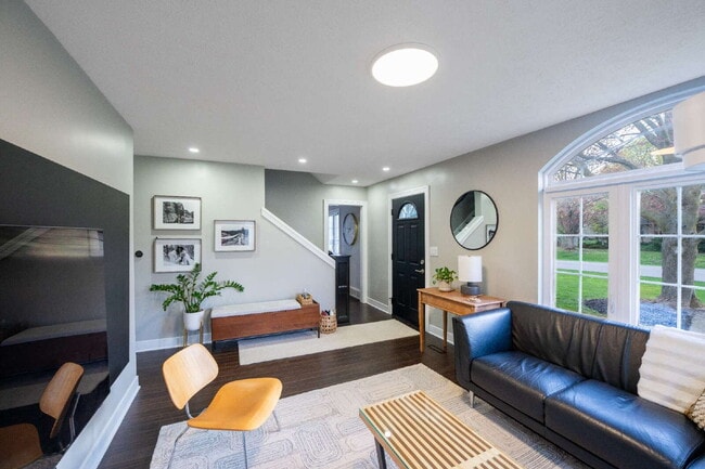 Building Photo - Spacious 4-Bedroom Home with Modern Amenit...