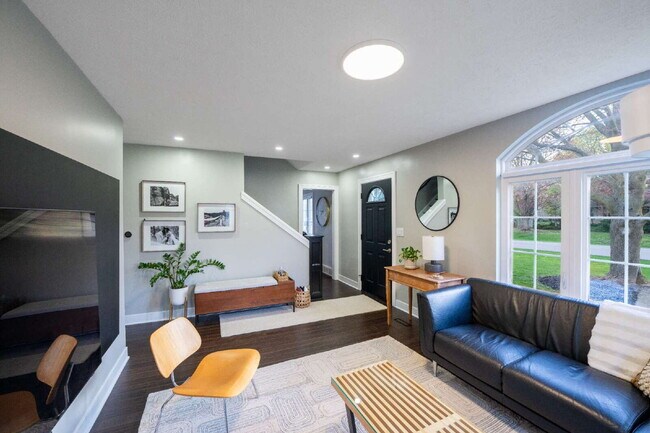 Foto del edificio - Spacious 4-Bedroom Home with Modern Amenit...
