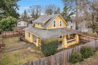 Building Photo - 10818 Lakeview Ave SW