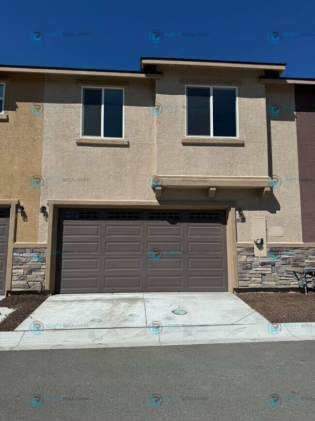 Foto del edificio - Luxury and Convenience Fully Equipped 3-Bedroom 2.5 Bathroom 2 Car Garage Townhome in Carson City