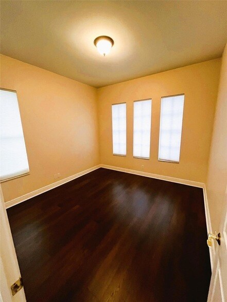 Building Photo - 879 SW Pebble Ln