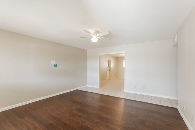 Foto del edificio - 1544 E Clover