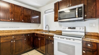 Building Photo - 117 E 10th St