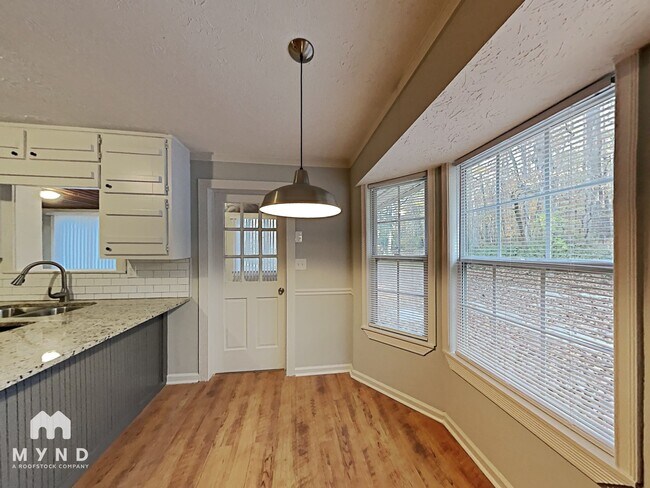 Foto del edificio - 588 Henderson Rd