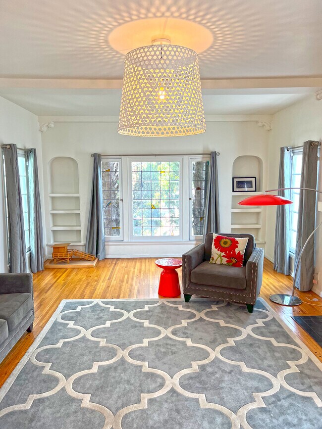 Building Photo - 233 S Doheny Dr