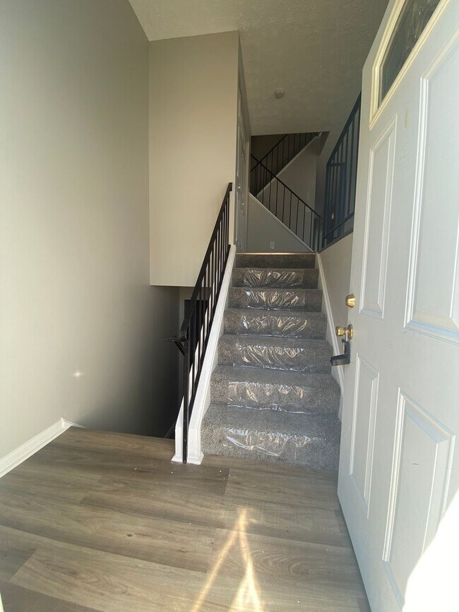 Foto del edificio - Spacious 5 Bedroom, 2 Bath Townhome – Edge...