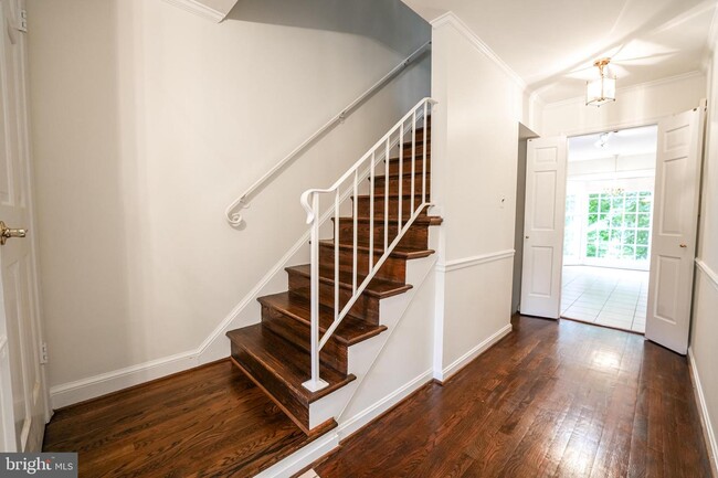 Building Photo - 6605 McLean Ct