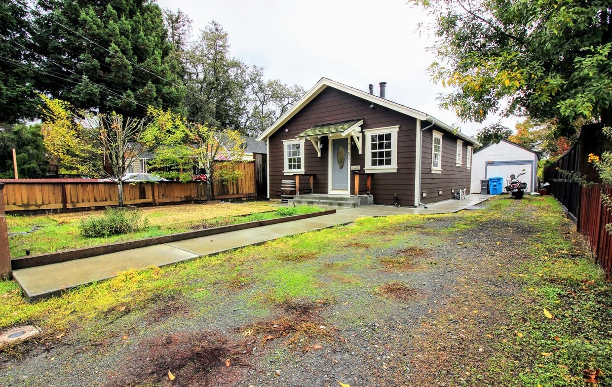 Primary Photo - 2 Bedroom Home with Large Yard in SW Santa...
