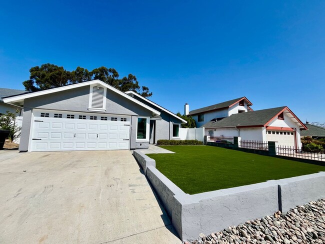Building Photo - Newly Remodeled 3B 2BA Home w/ Putting Gre...