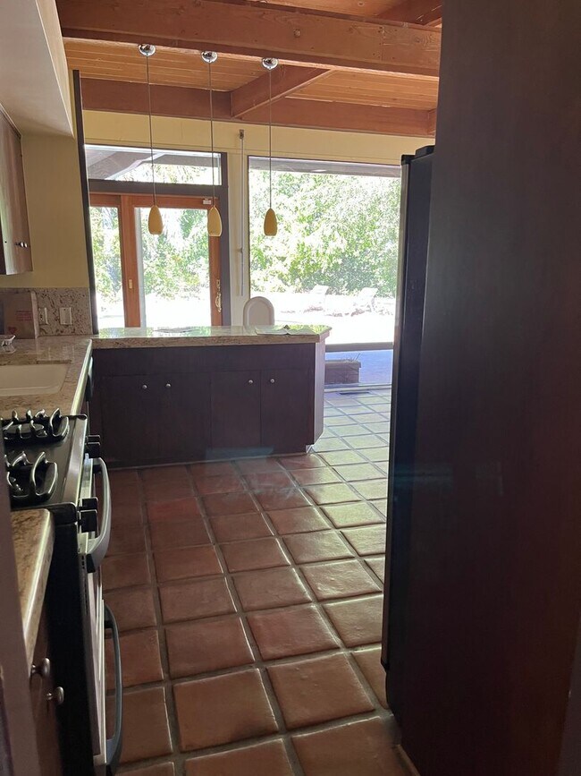 Foto del edificio - 4 bedroom and 4 bathroom house in LA Canad...
