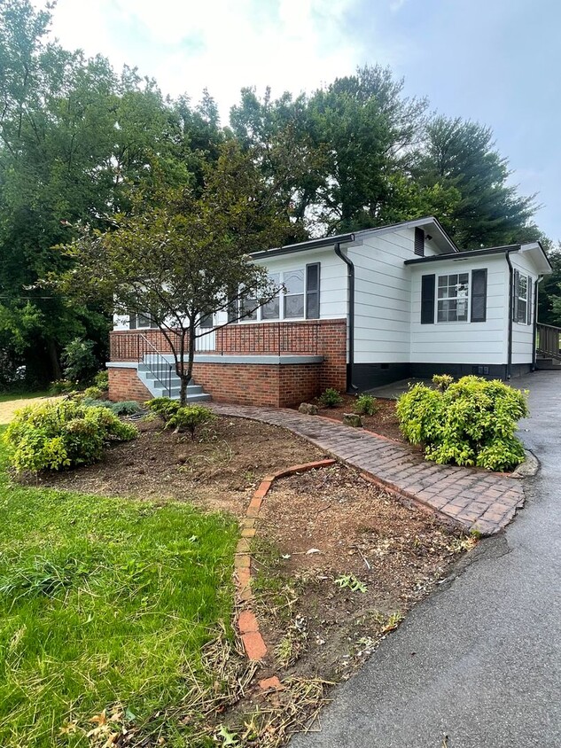 Primary Photo - Knoxville 37923 - 2 bedroom, 1 bath home -...