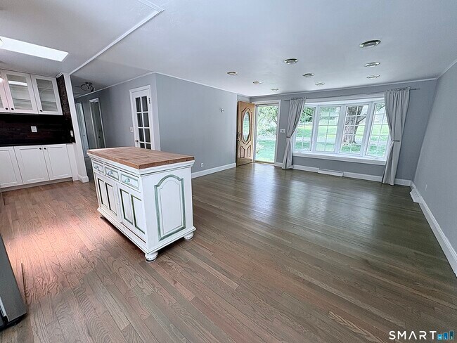 Foto del edificio - 43 Meadowbrook Rd