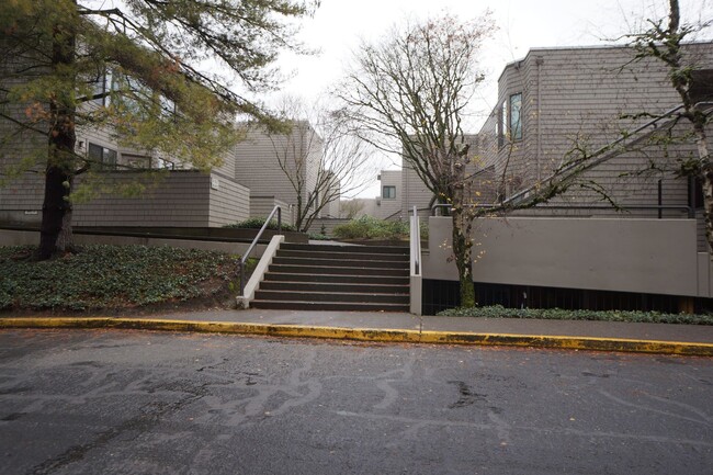 Building Photo - Fabulous SW Portland Waterfront 2 bedroom ...