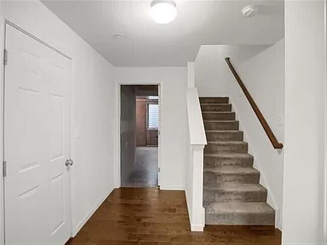 Building Photo - Comfortable home a11