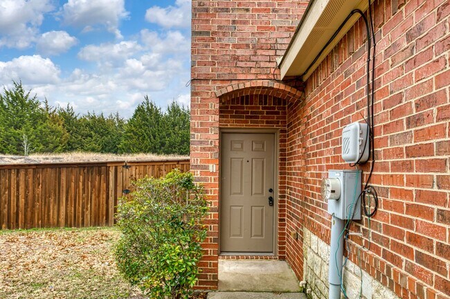 Building Photo - NICE 3 BEDROOM DUPLEX LOCATED IN LAVON, TE...