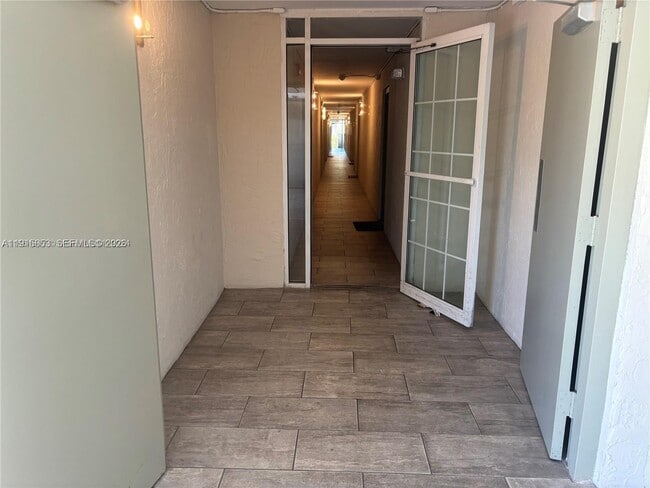 Foto del edificio - 8240 SW 210th St