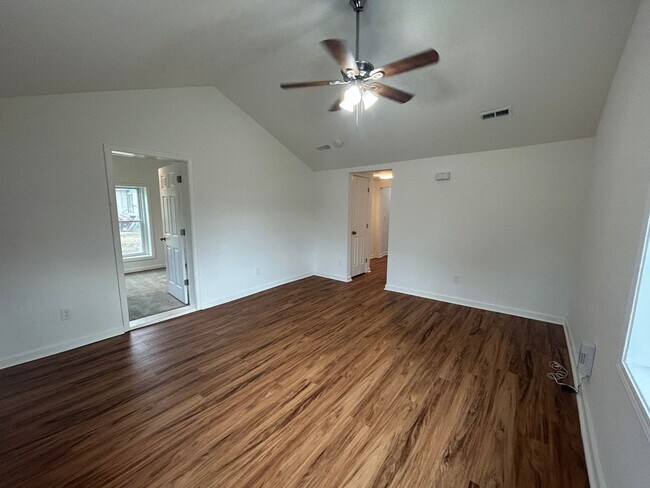 Foto del edificio - SPECIAL DEAL: $250 OFF FIRST MONTH'S RENT