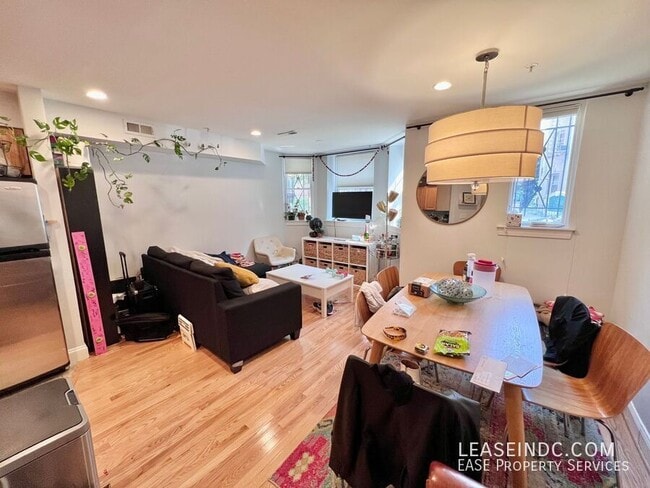 Foto del edificio - 1417 Chapin St NW