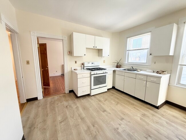 Building Photo - 144 Hillside St