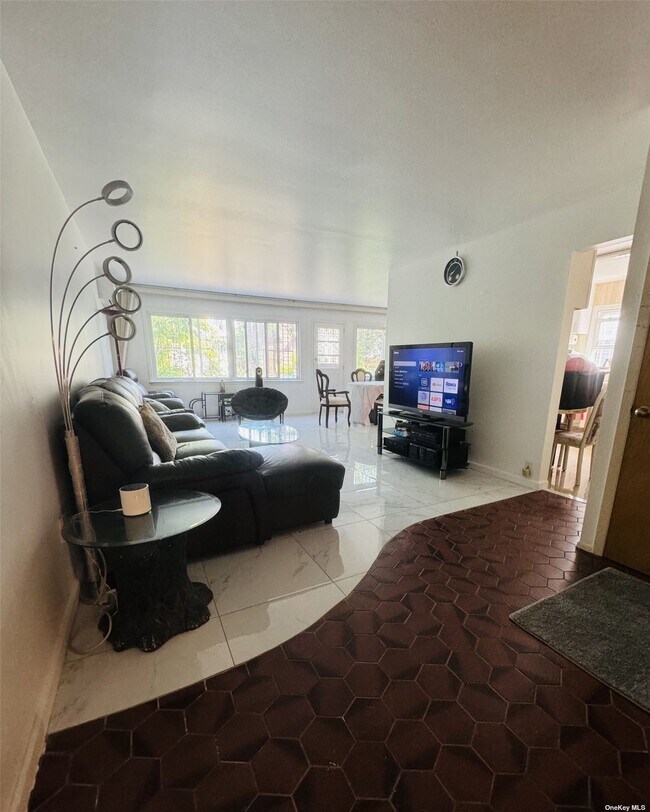 Foto del edificio - 224-23 57th Ave.