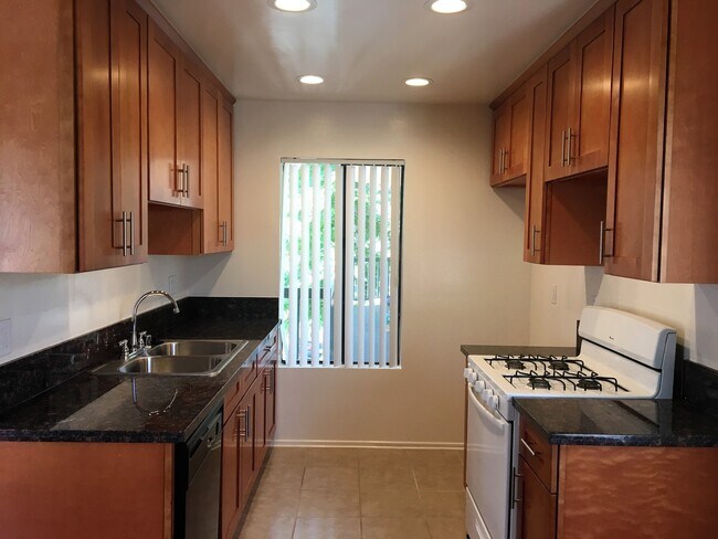 Foto del edificio - 1441 N Edison Blvd