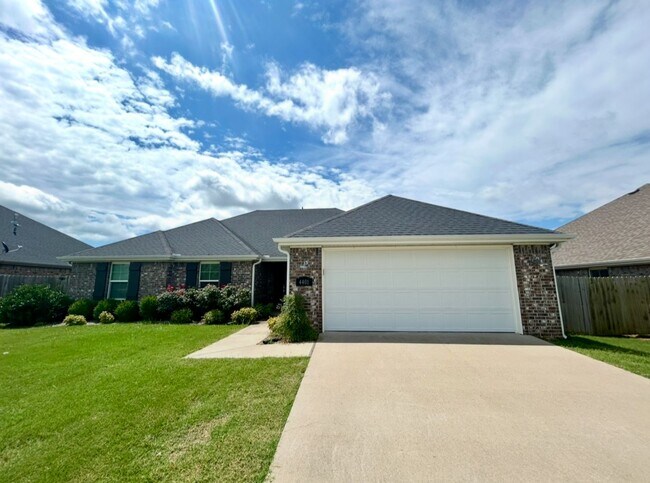 Building Photo - Gorgeous Home with Vaulted Ceilings and Large Fenced Yard! Spacious 3 Bedroom and 2 Bath Home!