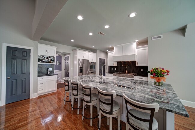 Foto del edificio - 211 Bullfinch Rd