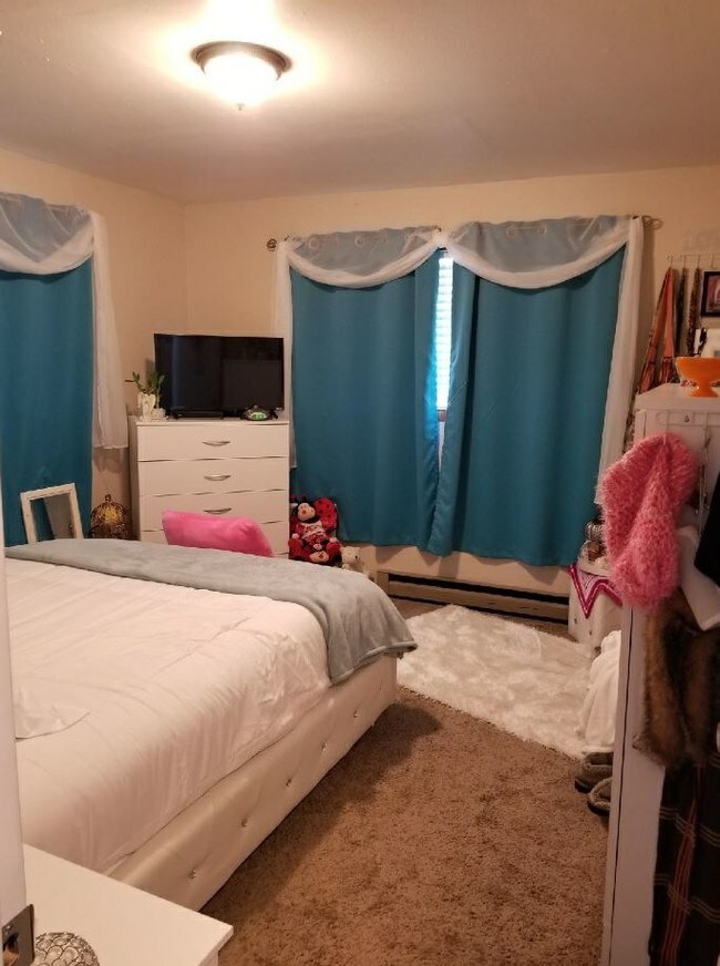 Interior Photo - 220-222 Holeman Ave