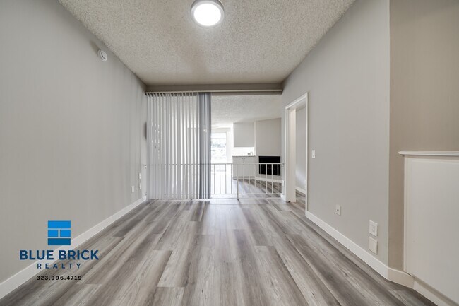 Foto del edificio - 8430 Cedros Ave