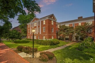 Building Photo - 906 S Washington St